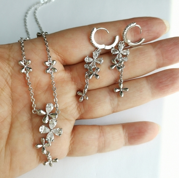 Cz Daisy Flower necklace Earrings Set 14k white gold plate 🆕 - Picture 6 of 8